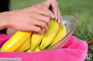 Красивая азиатка мастурбирует свою писю бананом